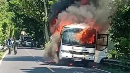 "Bus rombongan lomba gerak jalan dari SMPN 3 Manggis terbakar di jalur utama Denpasar–Amlapura, Banjar Dinas Buitan, Desa Manggis, Karangasem, Jumat (8/8/2025). Seluruh penumpang berhasil selamat. (Foto: Istimewa)"