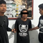 Tersangka IKJ (tengah), warga Banjar Mentigi, Desa Batununggul, Nusa Penida, diamankan oleh Unit Gabungan Reskrim dan Intelkam Polsek Nusa Penida usai kedapatan mencuri sepeda motor milik anggota kepolisian di Pelabuhan Sampalan. (Foto: Istimewa)