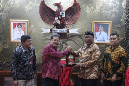 Wakil Bupati Tabanan, I Made Dirga berjabat tangan dengan Wakil Bupati Lampung Tengah, I Komang Koheri, SE, usai pertemuan terkait pengelolaan dan inovasi destinasi wisata di Ruang Pertemuan Wakil Bupati Tabanan, Senin (4/8/2025). Pertemuan ini juga dihadiri Kepala Dinas Pariwisata Kabupaten Tabanan. (Foto: Istimewa)