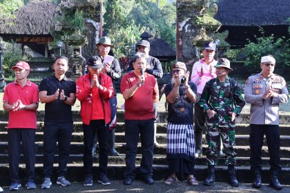 Wakil Bupati Tabanan I Made Dirga bersama jajaran Pemkab Tabanan, TNI, Polri, dan masyarakat saat membuka kegiatan kerja bakti pembersihan kawasan Hutan Pura Luhur Batukau di Desa Wongaya Gede, Kecamatan Penebel, Tabanan, Senin (4/8). Kegiatan ini menjadi langkah awal reboisasi untuk menjaga kelestarian lingkungan dan nilai spiritual kawasan. (Foto: Istimewa)
