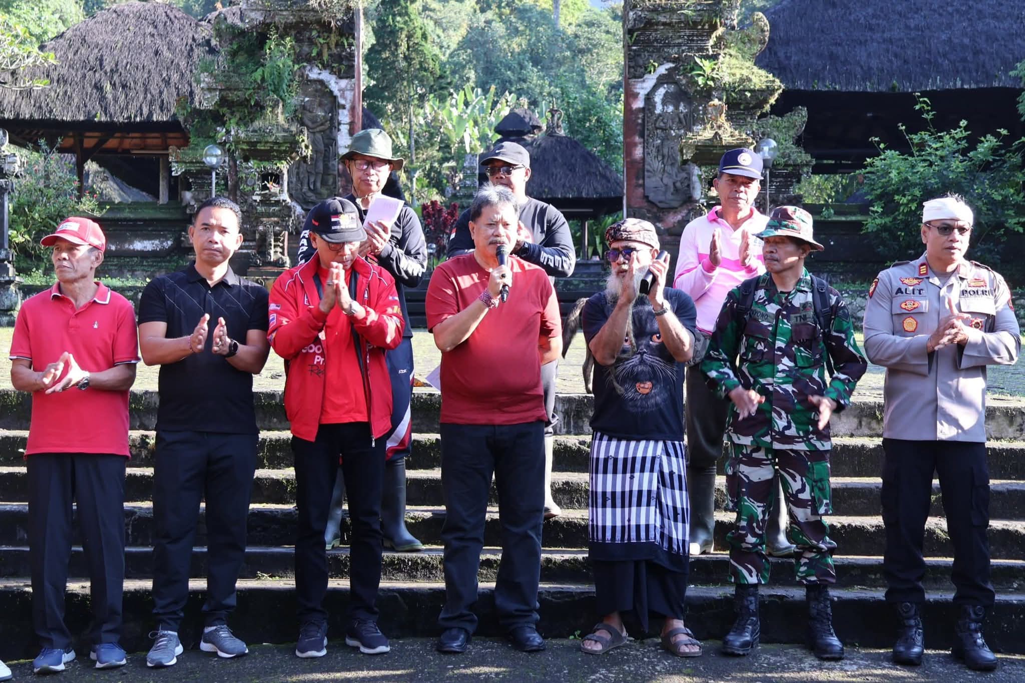 Wakil Bupati Tabanan I Made Dirga bersama jajaran Pemkab Tabanan, TNI, Polri, dan masyarakat saat membuka kegiatan kerja bakti pembersihan kawasan Hutan Pura Luhur Batukau di Desa Wongaya Gede, Kecamatan Penebel, Tabanan, Senin (4/8). Kegiatan ini menjadi langkah awal reboisasi untuk menjaga kelestarian lingkungan dan nilai spiritual kawasan. (Foto: Istimewa)
