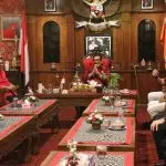 Bupati Tabanan I Komang Gede Sanjaya saat menerima audiensi jajaran manajemen Marriott Group International dan Direksi Perumda Dharma Santhika di ruang kerjanya, Kantor Bupati Tabanan. Pertemuan membahas penguatan kerja sama ketahanan pangan dan pengembangan ekonomi kerakyatan di Kabupaten Tabanan. (Foto: Istimewa)