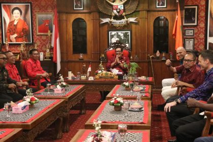 Bupati Tabanan I Komang Gede Sanjaya saat menerima audiensi jajaran manajemen Marriott Group International dan Direksi Perumda Dharma Santhika di ruang kerjanya, Kantor Bupati Tabanan. Pertemuan membahas penguatan kerja sama ketahanan pangan dan pengembangan ekonomi kerakyatan di Kabupaten Tabanan. (Foto: Istimewa)