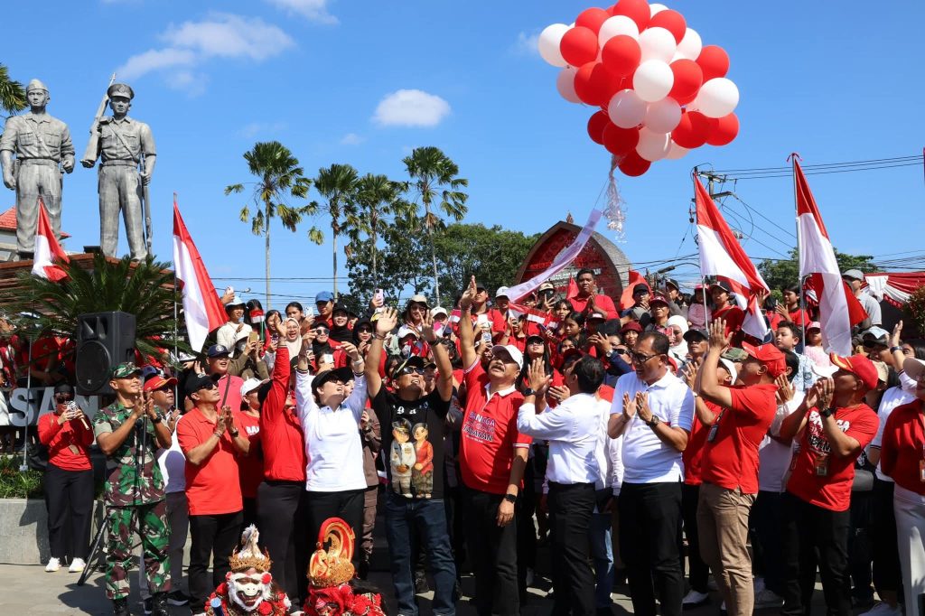Bupati Tabanan, Dr. I Komang Gede Sanjaya, bersama jajaran Forkopimda, melepas balon merah putih sebagai tanda pembukaan Pawai HUT ke-80 RI di Taman Perjuangan Singasana Tabanan, Kamis (7/8/2025). (Foto: Istimewa)