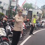Personel Polsek Selemadeg melakukan pengamanan pelaksanaan Sholat Jumat di Masjid Misyakatul Huda, Bajera, Jumat (8/8/2025). (Foto: Istimewa)