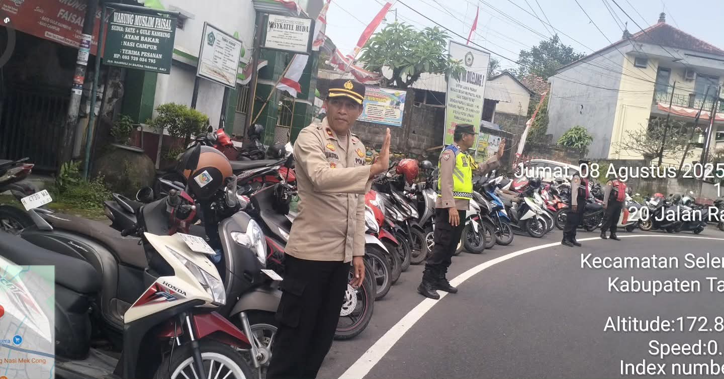 Personel Polsek Selemadeg melakukan pengamanan pelaksanaan Sholat Jumat di Masjid Misyakatul Huda, Bajera, Jumat (8/8/2025). (Foto: Istimewa)