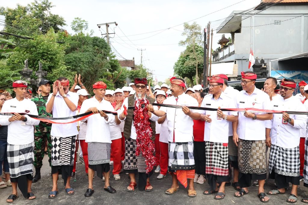 Bupati Tabanan, Dr. I Komang Gede Sanjaya, S.E., M.M., didampingi jajaran pemerintah dan tokoh masyarakat, memotong pita sebagai tanda peresmian jalan penghubung Tista–Belumbang di Kecamatan Kerambitan, Jumat (8/8). (Foto: Istimewa)