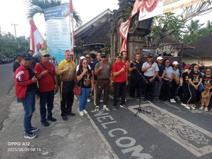 Para peserta dan pejabat yang hadir berpose bersama sebelum pelepasan kegiatan jalan santai menyambut HUT RI ke-80 di SMKN 3 Tabanan, Jumat (9/8/2025). (Foto: Istimewa)