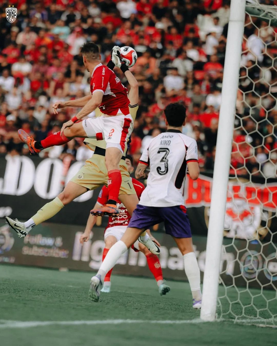 Striker Bali United, Boris Kopitovic, menyundul bola di depan gawang Persik Kediri dan mencetak gol penyeimbang pada menit 90+7 dalam laga pekan perdana BRI Liga 1 2025/2026 di Stadion Kapten I Wayan Dipta, Gianyar, Minggu (10/8/2025). (Foto: Bali United FC)