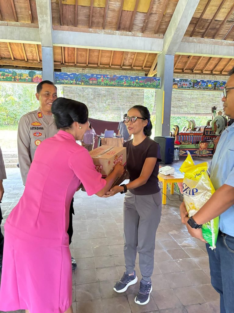 Penyerahan bantuan secara simbolis oleh Ketua Bhayangkari Ranting Seltim Ny. Budiari Artadana kepada perwakilan SOS Children’s Village Bali, didampingi Kapolsek Seltim AKP I Nyoman Artadana, dalam kegiatan bakti sosial di Desa Bantas, Tabanan, Rabu (13/8/2025). (Foto: Istimewa)