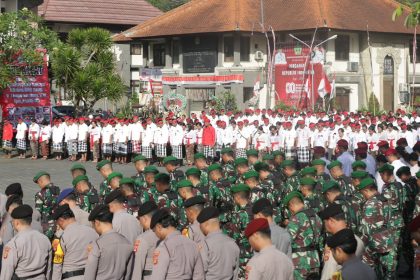Peserta upacara HUT ke-67 Provinsi Bali di Halaman Kantor Bupati Tabanan, Kamis (14/8/2025), yang dihadiri jajaran Forkopimda, TNI-Polri, pelajar, serta perangkat desa. (Foto: Istimewa)