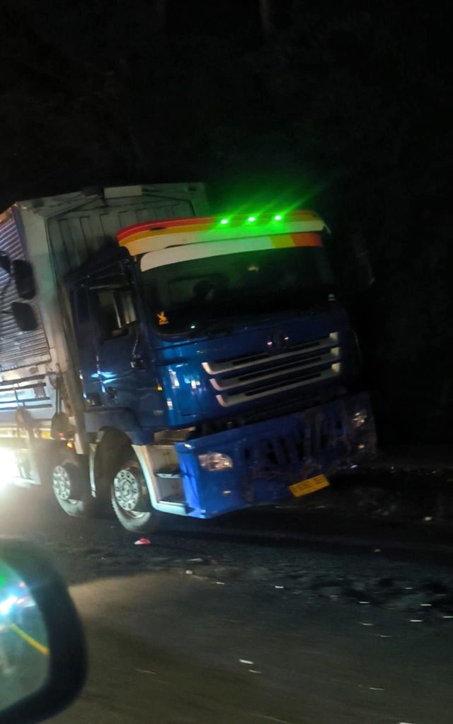 **Feature image:** Truk Fuso bernomor polisi B 9392 UEU yang terlibat kecelakaan di Jalur Denpasar–Gilimanuk, Desa Dauh Peken, Tabanan, tampak berhenti di bahu jalan dalam kondisi menanjak trotoar. (Foto: Istimewa)