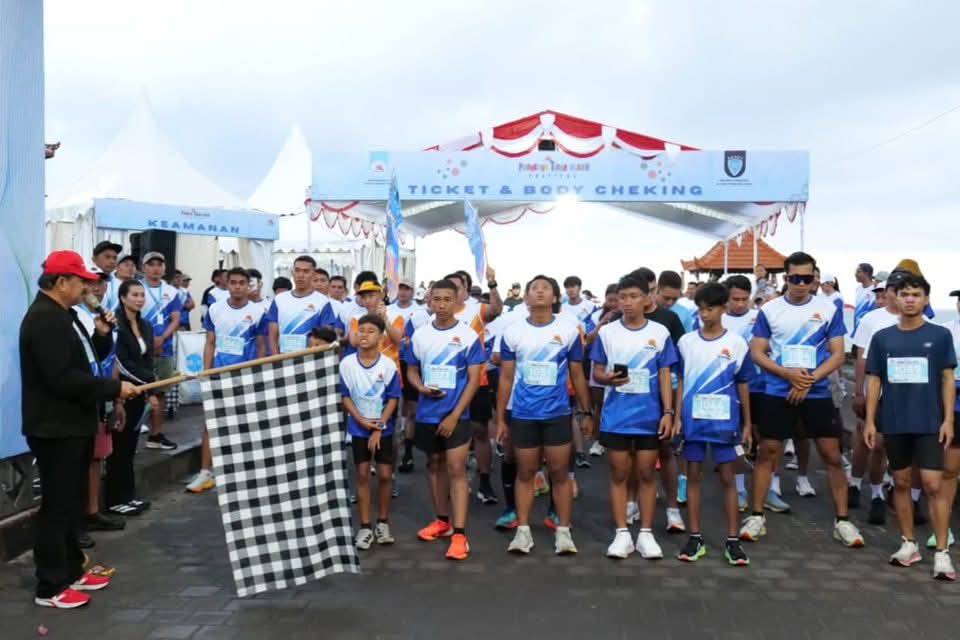 Wakil Bupati Tabanan, I Made Dirga, secara resmi melepas peserta Fun Run 5K di Pantai Pangkung Tibah, Sabtu (16/8), dalam rangkaian peringatan HUT ke-80 Kemerdekaan RI. (Foto: Istimewa)