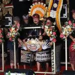 “Wakil Bupati Tabanan, I Made Dirga, bersama jajaran pejabat daerah saat membuka secara resmi Tanah Lot Art & Food Festival #6 Tahun 2025 dengan pemukulan kendang tradisional di DTW Tanah Lot, Jumat (22/8/2025).” (Foto: Istimewa)