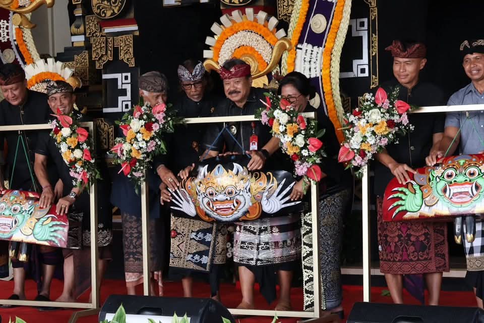 “Wakil Bupati Tabanan, I Made Dirga, bersama jajaran pejabat daerah saat membuka secara resmi Tanah Lot Art & Food Festival #6 Tahun 2025 dengan pemukulan kendang tradisional di DTW Tanah Lot, Jumat (22/8/2025).” (Foto: Istimewa)