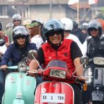 Bupati Tabanan I Komang Gede Sanjaya memimpin konvoi Vespa bersama komunitas dalam pembukaan Good Vespa ke-2 Dynotest Bupati Tabanan Cup 2025 di Baturiti, Tabanan. (Foto: Istimewa)