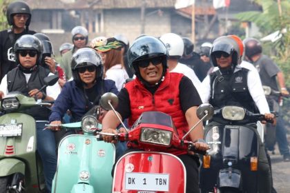 Bupati Tabanan I Komang Gede Sanjaya memimpin konvoi Vespa bersama komunitas dalam pembukaan Good Vespa ke-2 Dynotest Bupati Tabanan Cup 2025 di Baturiti, Tabanan. (Foto: Istimewa)