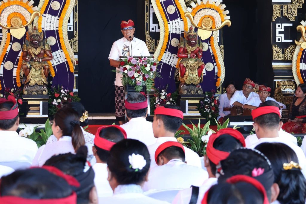 Bupati Tabanan, Dr. I Komang Gede Sanjaya, saat memberikan sambutan pada penutupan Tanah Lot Art & Food Festival #6 Tahun 2025 di DTW Tanah Lot, Desa Beraban, Kediri, Tabanan, Minggu (24/8/2025). Acara ini menjadi ajang pelestarian budaya sekaligus penggerak ekonomi kreatif masyarakat Tabanan. (Foto: Istimewa)