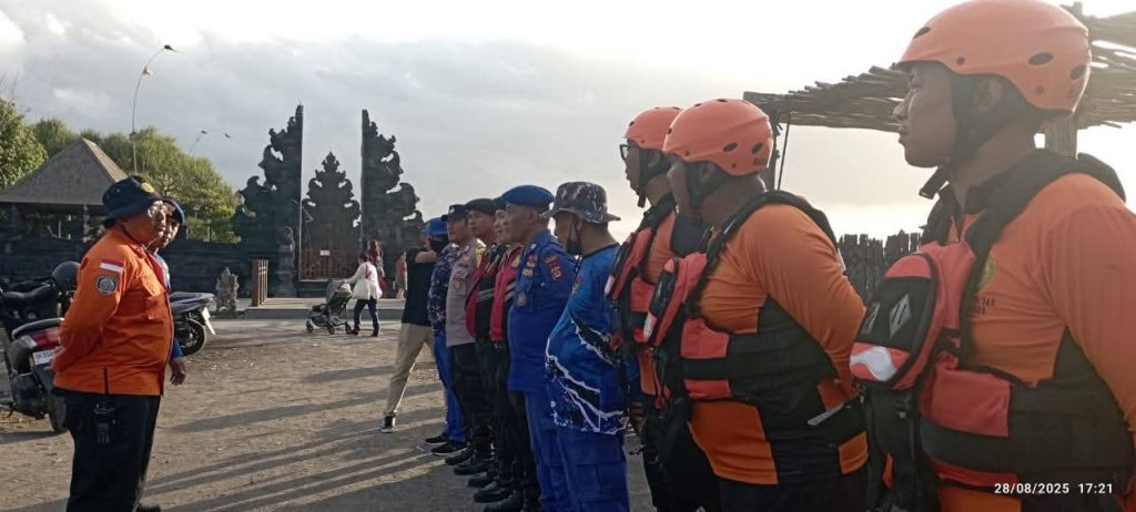 Tim SAR gabungan bersiap melakukan pencarian tiga orang yang terseret arus di Pantai Mengening, Badung, Kamis (28/8/2025). (Foto: Istimewa)