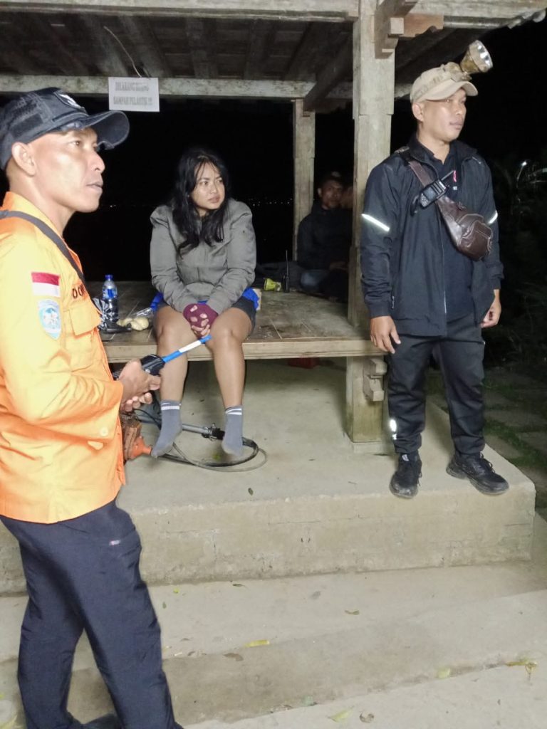 Seorang pendaki yang dievakuasi dari Gunung Batukaru mendapat pendampingan tim SAR dan relawan sebelum dibawa turun ke lokasi aman. (Foto: Istimewa)