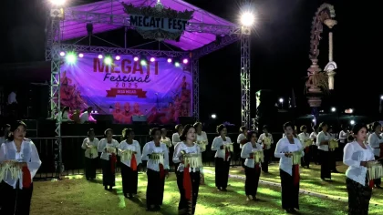 Tarian tradisional pada pembukaan Megati Festival 2025 di Desa Megati, Tabanan. Festival ini menampilkan seni, budaya, serta kearifan lokal masyarakat setempat. (Foto: Istimewa)