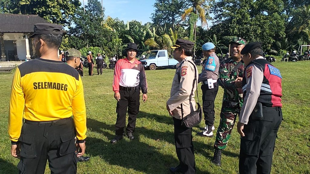 Petugas gabungan dari Polsek Selemadeg, TNI, dan instansi terkait tampak bersiap dan berkoordinasi di Lapangan Krida Bajera, Selemadeg, Kabupaten Tabanan, Bali, menjelang pelaksanaan pengamanan latihan Paskibraka HUT RI ke-80. (Foto: Istimewa)