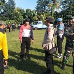 Petugas gabungan dari Polsek Selemadeg, TNI, dan instansi terkait tampak bersiap dan berkoordinasi di Lapangan Krida Bajera, Selemadeg, Kabupaten Tabanan, Bali, menjelang pelaksanaan pengamanan latihan Paskibraka HUT RI ke-80. (Foto: Istimewa)