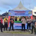 Kapolsek Selemadeg bersama jajaran dan Camat Selemadeg bersama Bulog Kediri 1 Tabanan saat menggelar gerakan pangan murah di Wantilan Desa Adat Selemadeg, Kamis (14/8/2025), sebagai upaya stabilisasi harga beras SPHP. (Foto: Istimewa)