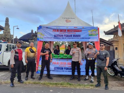 Kapolsek Selemadeg bersama jajaran dan Camat Selemadeg bersama Bulog Kediri 1 Tabanan saat menggelar gerakan pangan murah di Wantilan Desa Adat Selemadeg, Kamis (14/8/2025), sebagai upaya stabilisasi harga beras SPHP. (Foto: Istimewa)