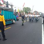 "Anggota Paskibra Kecamatan Selemadeg melaksanakan latihan baris-berbaris di jalan raya menjelang HUT ke-80 RI, dengan pengawalan aparat keamanan." (Foto: Humas Polsek Selemadeg)