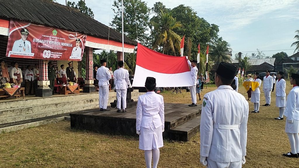 Pasukan Pengibar Bendera Pusaka (Paskibraka) mengibarkan Sang Merah Putih pada upacara peringatan HUT ke-80 Kemerdekaan Republik Indonesia di Lapangan Pangraga Krida Bajera, Selemadeg, Tabanan. (Foto: Istimewa)