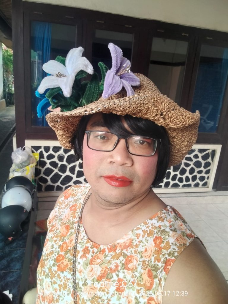 "Penampilan perdana karakter Gek Wikwik yang turut memeriahkan perayaan HUT ke-80 RI di Bajera Tengah, Selemadeg, Tabanan. Karakter ini dikembangkan sebagai ikon baru dalam konten kreatif Infonejani.com." (Foto: Istimewa)