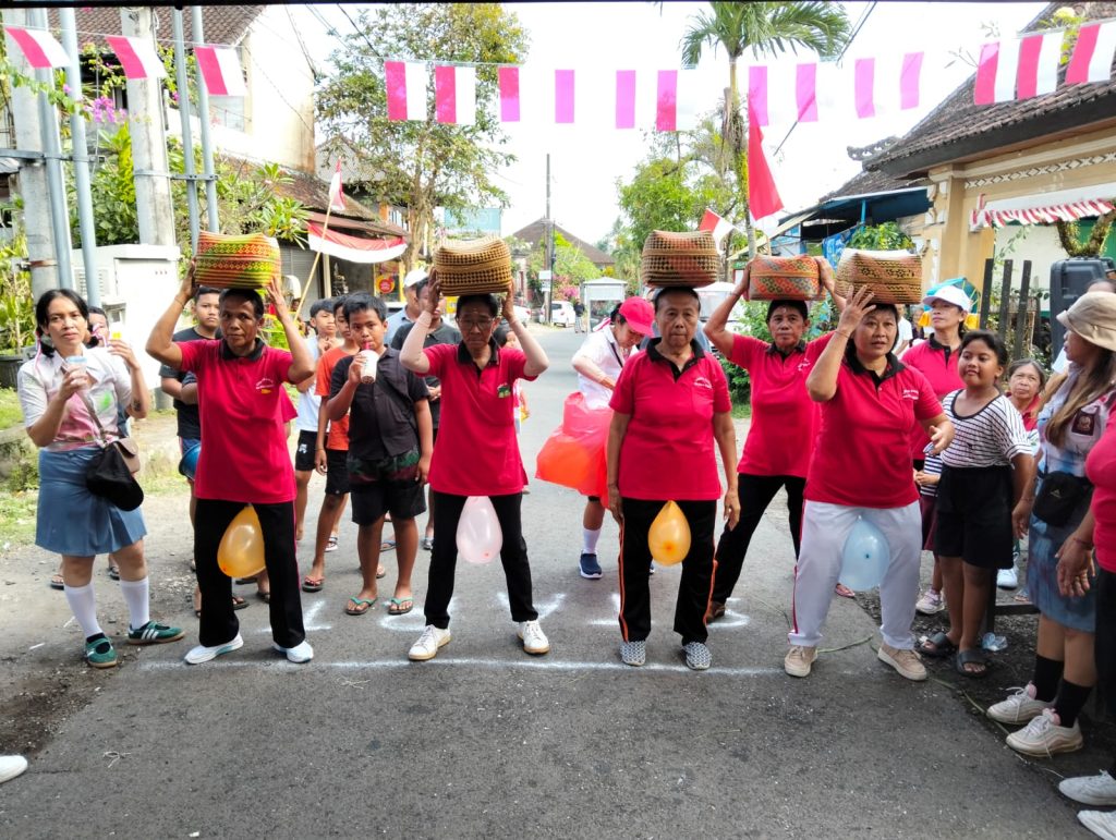 "Warga Banjar Bajera Tengah antusias mengikuti lomba unik dalam rangka perayaan HUT ke-80 Kemerdekaan Republik Indonesia, Minggu (17/8/2025). Acara ini menjadi ajang kebersamaan lintas generasi. (Foto: Istimewa)"