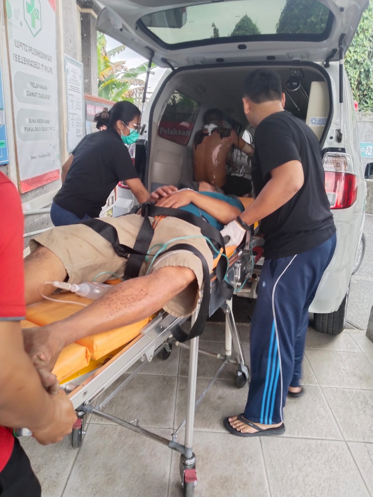Petugas medis bersama warga mengevakuasi korban luka bakar akibat kebocoran tabung gas LPG di Rumah Makan Padang Surya Minang, Desa Megati, Kecamatan Selemadeg Timur, Tabanan, Jumat (22/8/2025). Korban dilarikan ke BRSU Tabanan untuk mendapatkan perawatan intensif. (Foto: Istimewa)