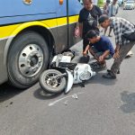 “Warga bersama petugas mengevakuasi sepeda motor Honda Scoopy yang ringsek setelah terlibat tabrakan dengan bus di jalur utama Denpasar–Gilimanuk, tepatnya di wilayah Desa Bajera, Selemadeg, Tabanan, Minggu (24/8/2025).” (Foto: Istimewa)