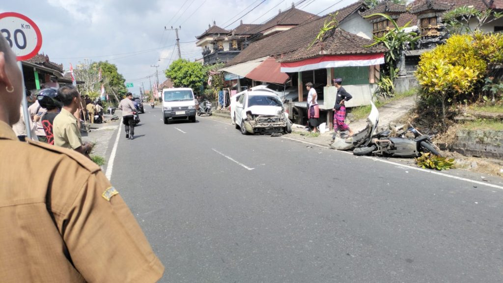 “Suasana pasca kecelakaan lalu lintas di Jalan Raya Banjar Cepag, Desa Jegu, Penebel, Tabanan, yang melibatkan mobil Yaris, mobil Agya, dan motor Honda Scopy, Senin (25/8/2025).” (Foto: Istimewa)