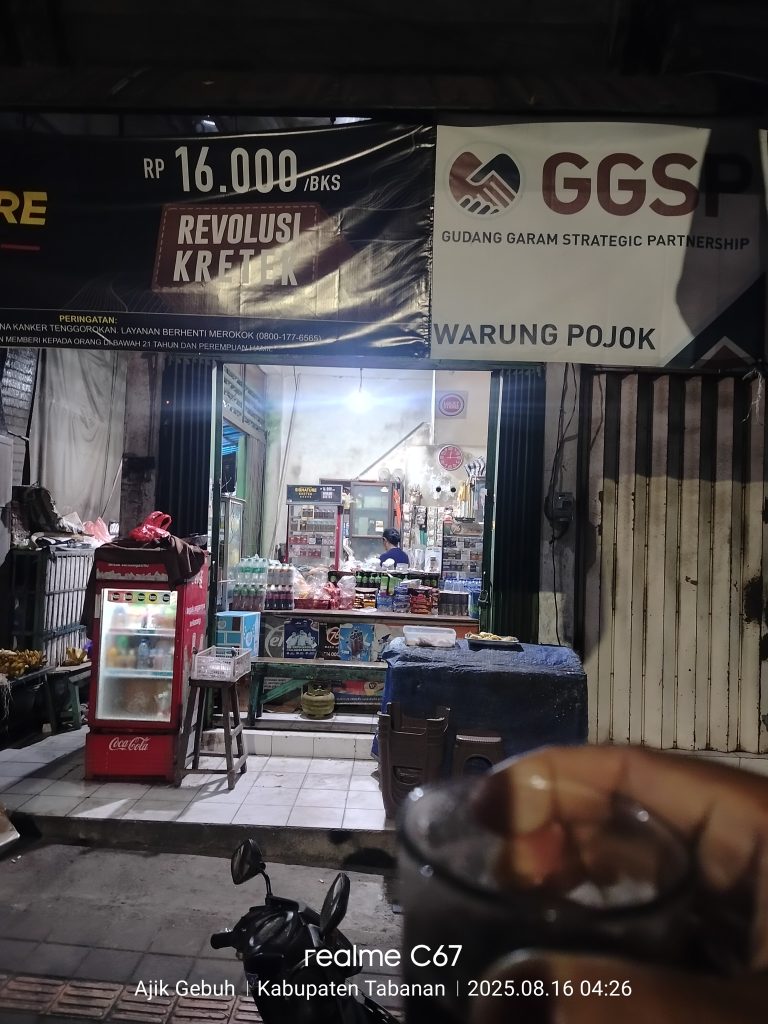 Suasana Warung Pojok di simpang terminal Kota Bajera, Tabanan, yang dikenal sebagai tempat ngopi legendaris warga setempat sejak dini hari. (Foto: Istimewa)