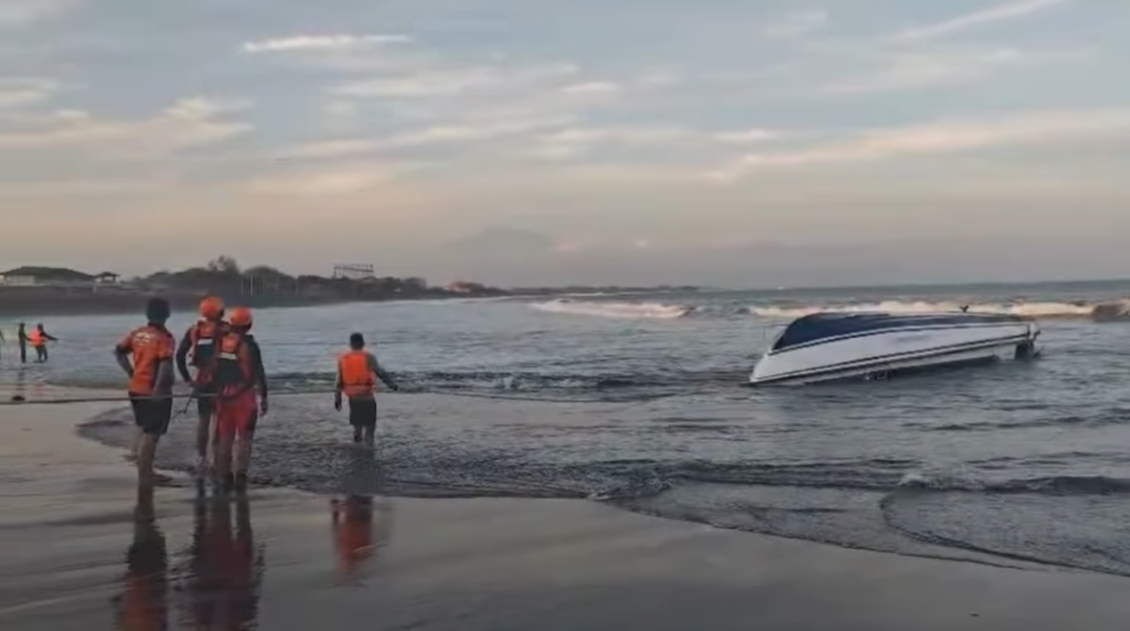 Tim SAR bersiap melakukan evakuasi fast boat yang terbalik di Pantai Matahari Terbit. (Foto: Istimewa)