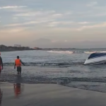 Tim SAR bersiap melakukan evakuasi fast boat yang terbalik di Pantai Matahari Terbit. (Foto: Istimewa)