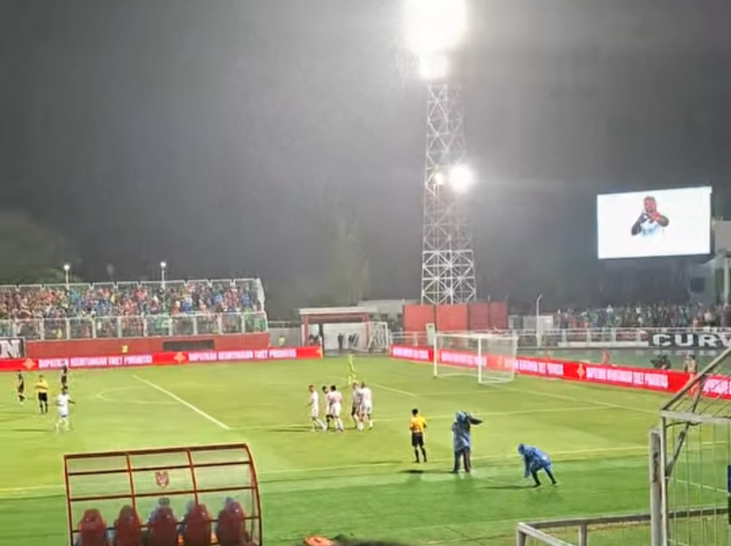 “Para pemain Malut United merayakan gol ke gawang Bali United dalam laga pekan kedua BRI Super League 2025/26 di Stadion Kie Raha, Ternate, Jumat (15/8/2025) malam. Pertandingan berakhir imbang 3-3 setelah gol bunuh diri di penghujung laga. (Foto: Istimewa)”