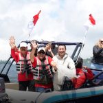 Bupati Tabanan I Komang Gede Sanjaya bersama jajaran menebar benih ikan nila di Danau Beratan, dalam rangka menjaga kelestarian ekosistem perairan sekaligus memeriahkan HUT ke-80 Kemerdekaan RI. (Foto: Istimewa)