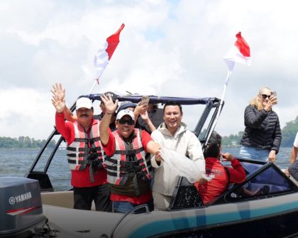 Bupati Tabanan I Komang Gede Sanjaya bersama jajaran menebar benih ikan nila di Danau Beratan, dalam rangka menjaga kelestarian ekosistem perairan sekaligus memeriahkan HUT ke-80 Kemerdekaan RI. (Foto: Istimewa)