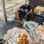 “Seporsi sate babi lengkap dengan tipat khas Warung Umaseka Sate Babi Kuah Balung, jalur Antosari–Pupuan, Tabanan. Sajian kuliner lokal ini menjadi favorit pelintas jalur pegunungan karena cita rasa autentik dan harga terjangkau. (Foto: Istimewa)”