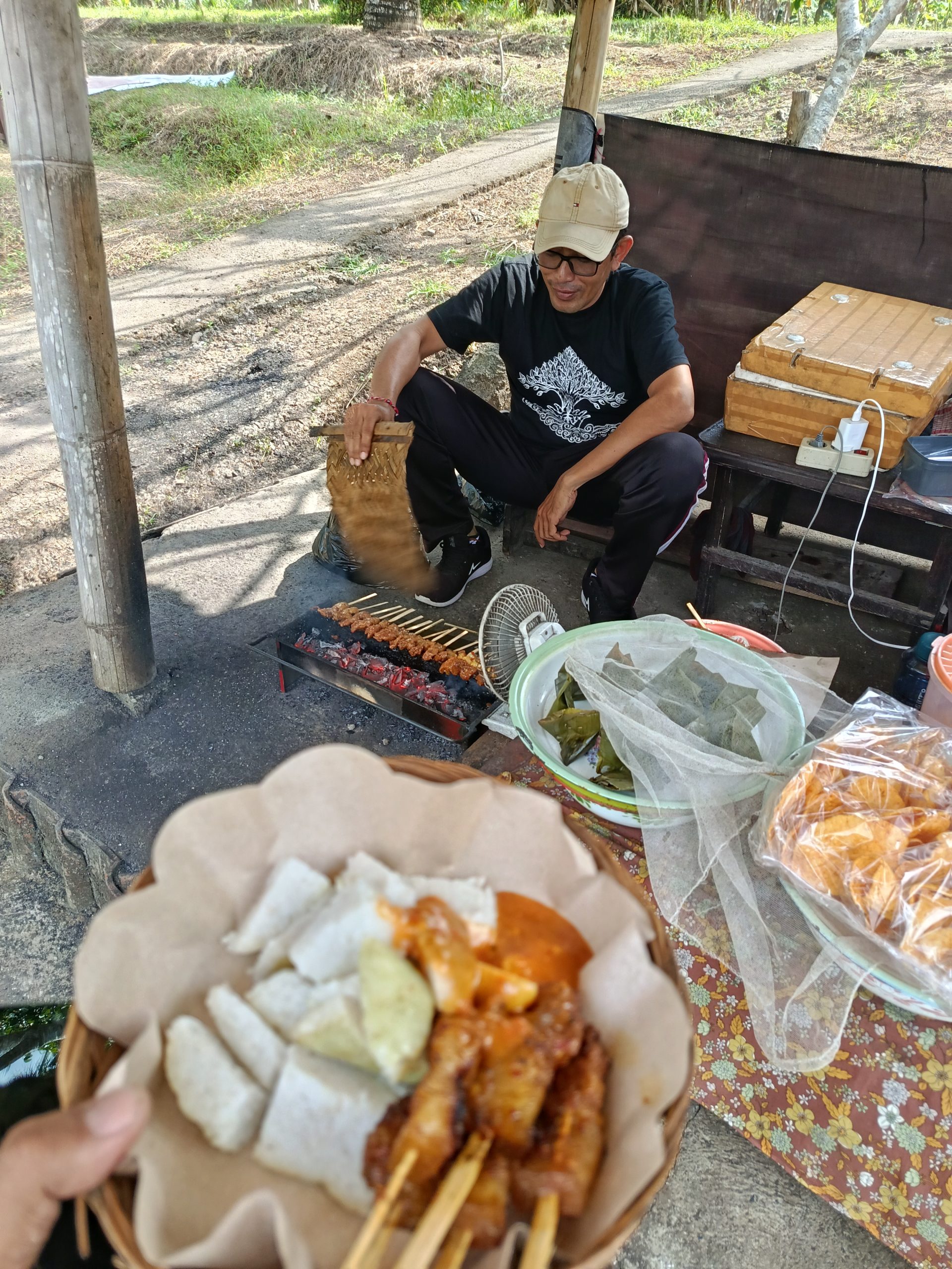 “Seporsi sate babi lengkap dengan tipat khas Warung Umaseka Sate Babi Kuah Balung, jalur Antosari–Pupuan, Tabanan. Sajian kuliner lokal ini menjadi favorit pelintas jalur pegunungan karena cita rasa autentik dan harga terjangkau. (Foto: Istimewa)”