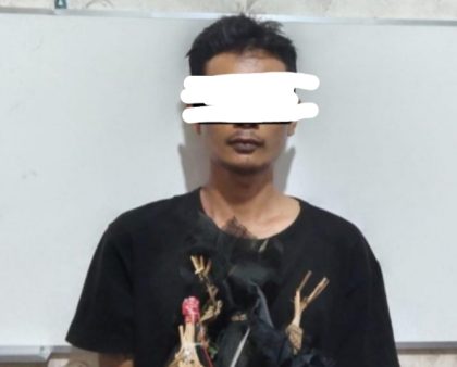 Seorang pria yang diamankan pihak kepolisian atas kasus pencurian dengan pemberatan di sejumlah pura di wilayah Kerambitan, Tabanan. (Foto: Istimewa)