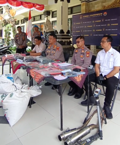 Kapolres Tabanan AKBP I Putu Bayu Pati, S.I.K., M.H. bersama jajaran saat menggelar press conference pengungkapan kasus kriminal, narkoba, dan lalu lintas di Lobi Polres Tabanan, Jumat (22/8/2025). (Foto: Istimewa)