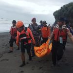 Petugas SAR gabungan mengevakuasi jenazah korban terseret arus di Pantai Mengening, Badung, Bali. Hingga kini satu korban lainnya masih dalam pencarian. (Foto: Istimewa)