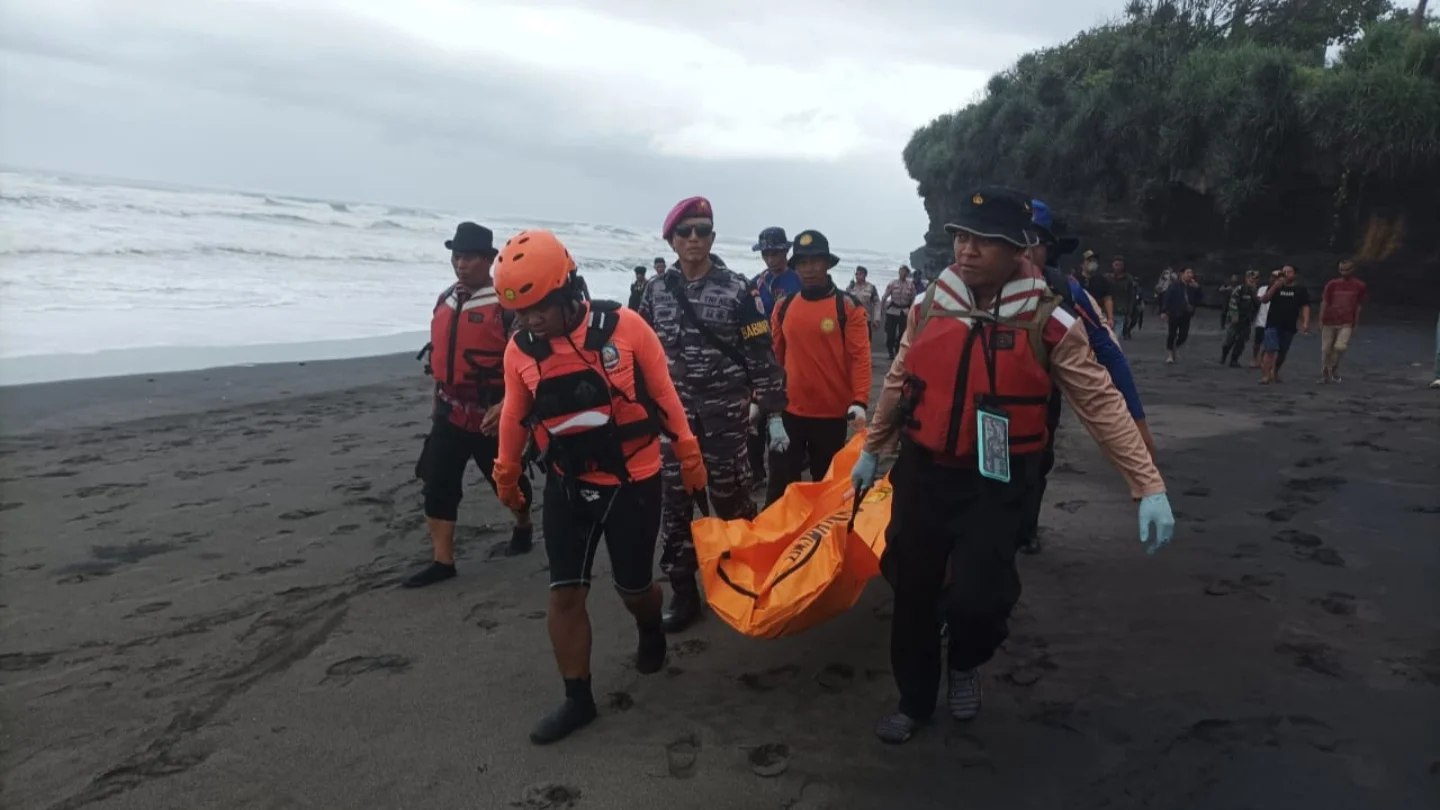 Petugas SAR gabungan mengevakuasi jenazah korban terseret arus di Pantai Mengening, Badung, Bali. Hingga kini satu korban lainnya masih dalam pencarian. (Foto: Istimewa)