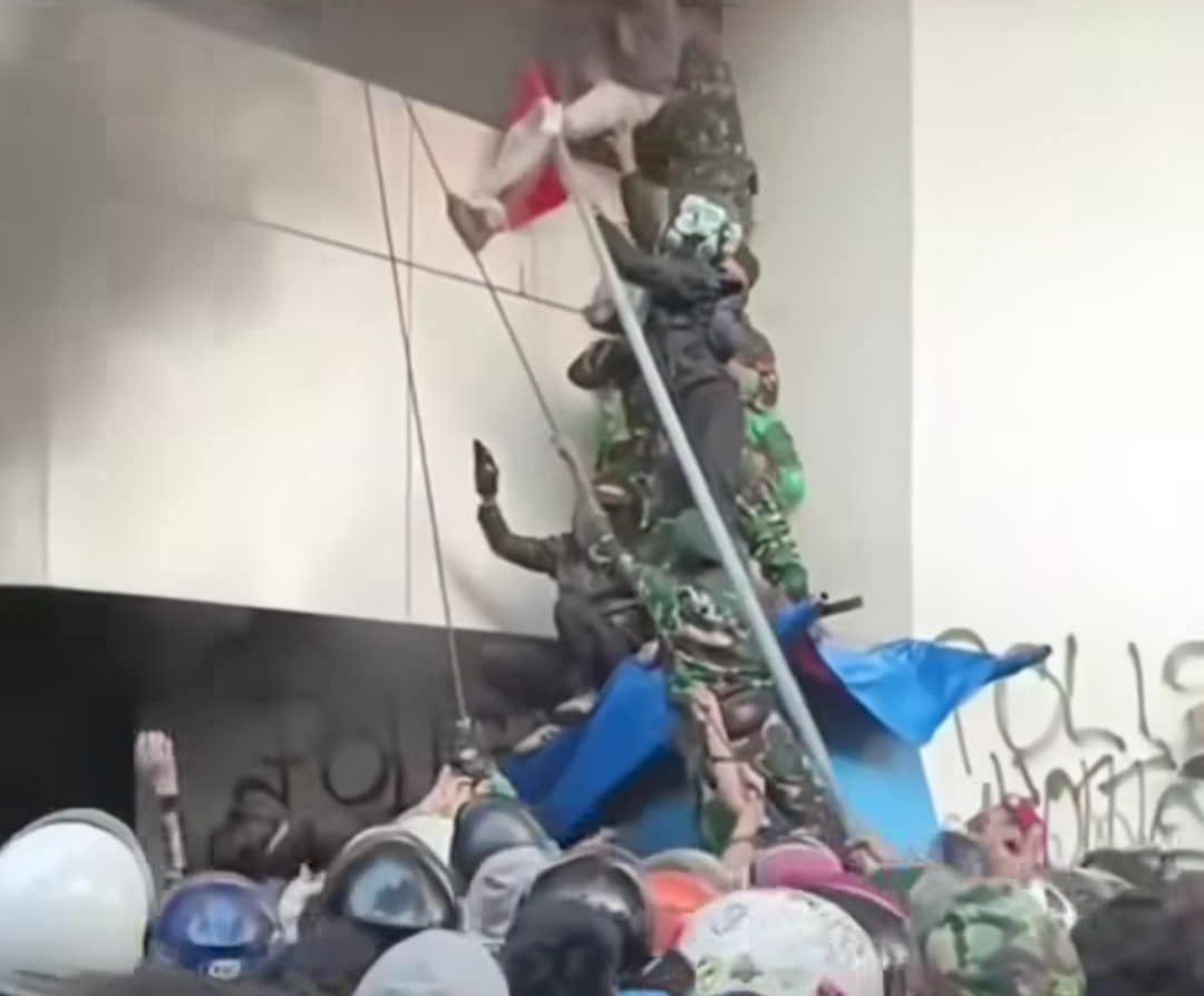 Pasukan TNI melakukan aksi heroik dengan membentuk rantai manusia untuk mengevakuasi seorang demonstran yang terjebak di lantai dua gedung terbakar saat kericuhan demo di depan Mako Brimob, Kwitang, Jakarta Pusat, Jumat (29/8/2025). (Foto: Istimewa)