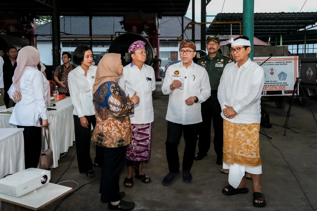 Menko Pangan RI Zulkifli Hasan berdialog dengan Bupati Badung I Wayan Adi Arnawa saat meninjau fasilitas pengelolaan limbah di Kabupaten Badung, didampingi jajaran terkait. (Foto: Istimewa)